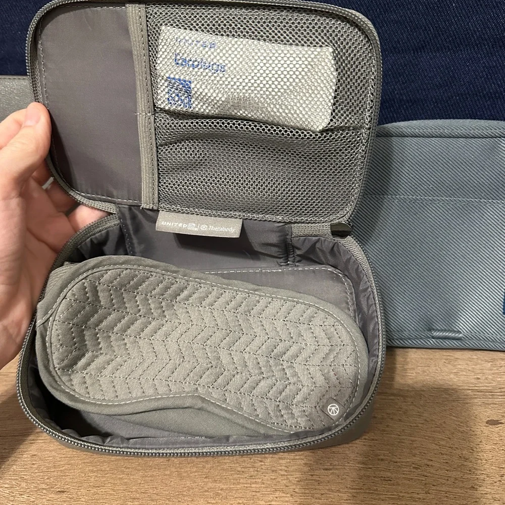 3 United Airlines amenity kit bags - Picture 2 of 4
